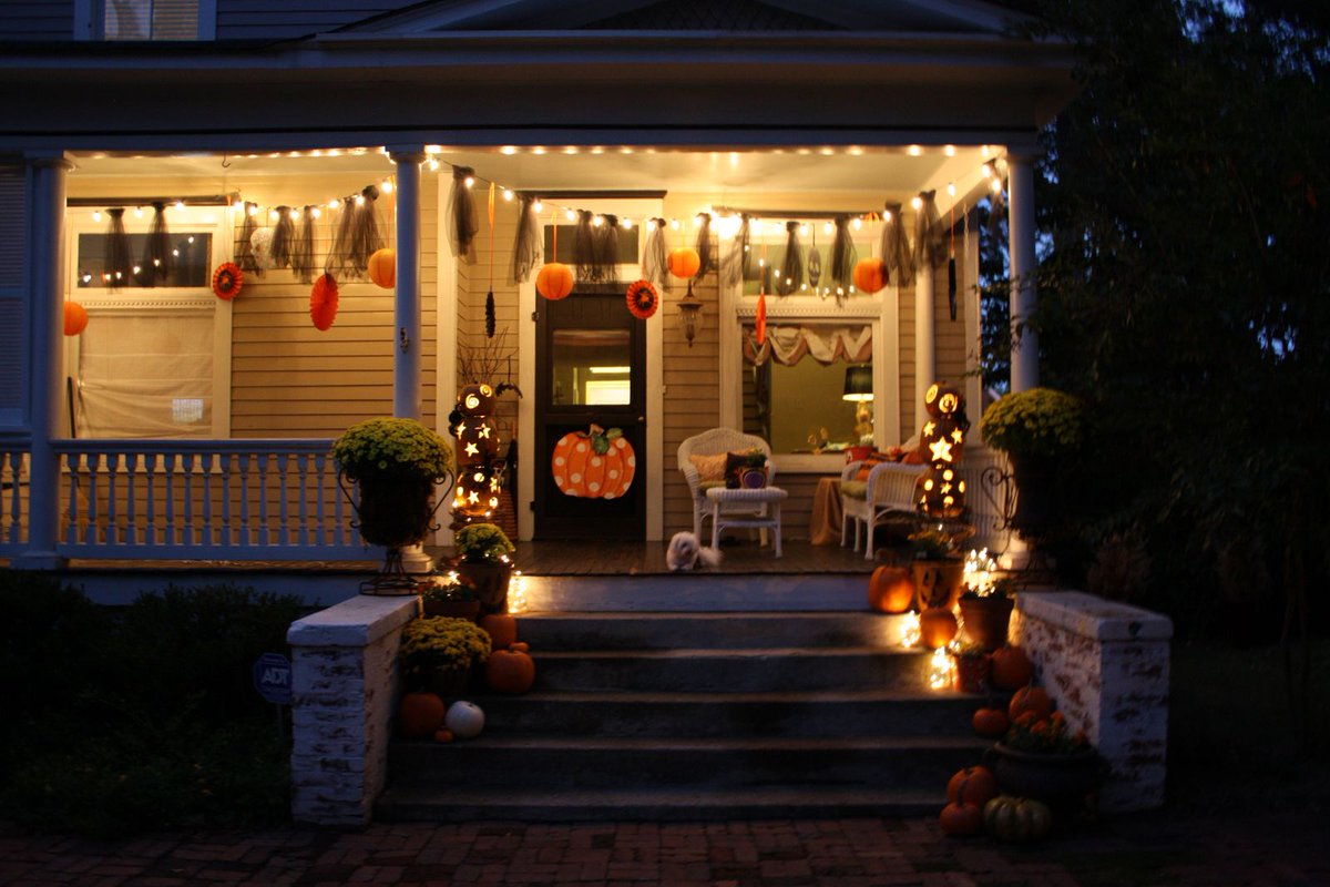DallasLightBulb's tweet photo. Keep all the Tricker Treaters safe this Halloween, by having adequate lighting on your driveway &amp; front porch.
https://t.co/5Sxs423uL4 https://t.co/tPd3CP1BwQ