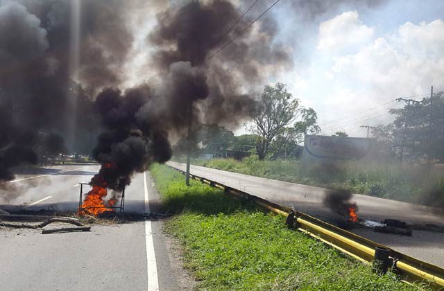 CaraotaDigital's tweet photo. #CaraotaReporta Encapuchados trancaron Autopista del Este en #Mañongo  https://t.co/5iNQ1JVdWb https://t.co/XTvSH28QTG