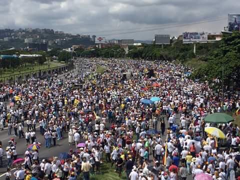 venezolanoenpie's tweet photo. Ministro Padrino @vladimirpadrino Ud se va a ensuciar las manos de sangre para defender a un régimen que niega las elecciones? https://t.co/OViOaxANhd