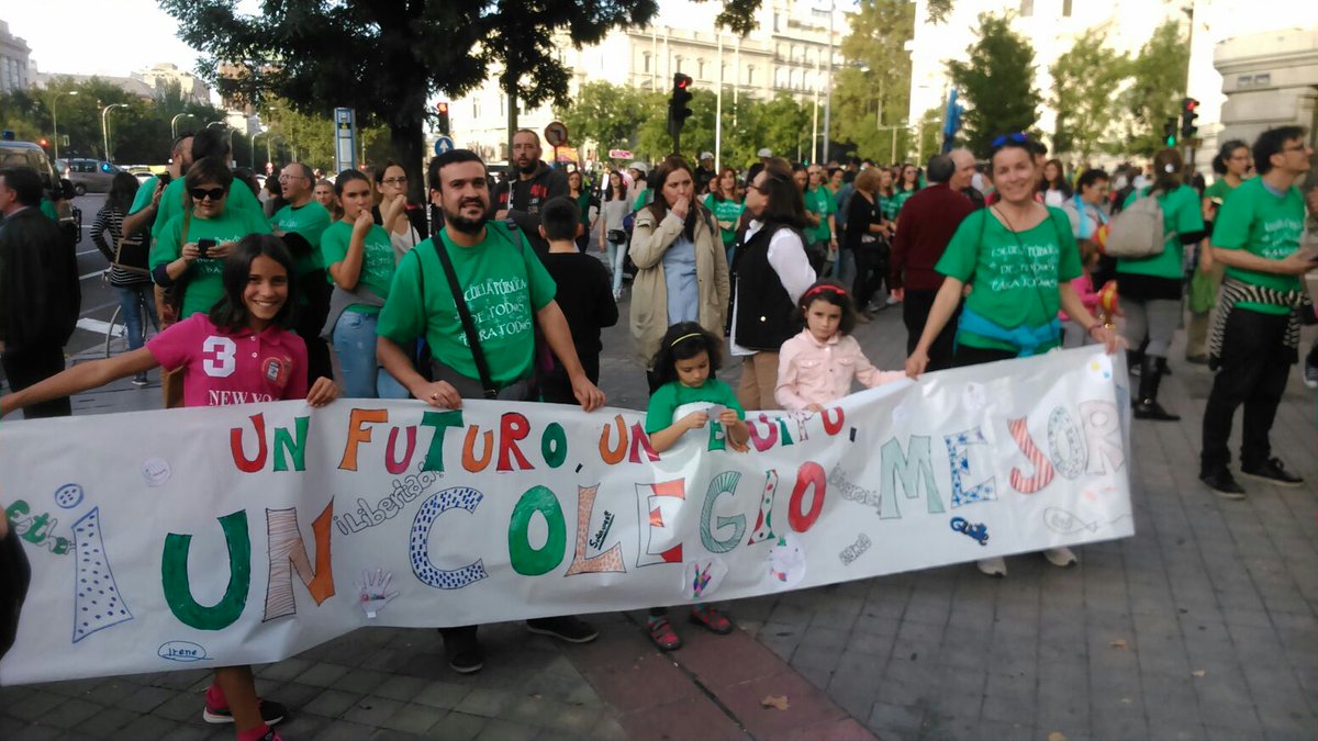 democraciareal's tweet photo. "Qué no! qué no!, que no queremos pagar su deuda con recortes en sanidad y educación!" #NOalaRevalida https://t.co/U4BJfPcwAi