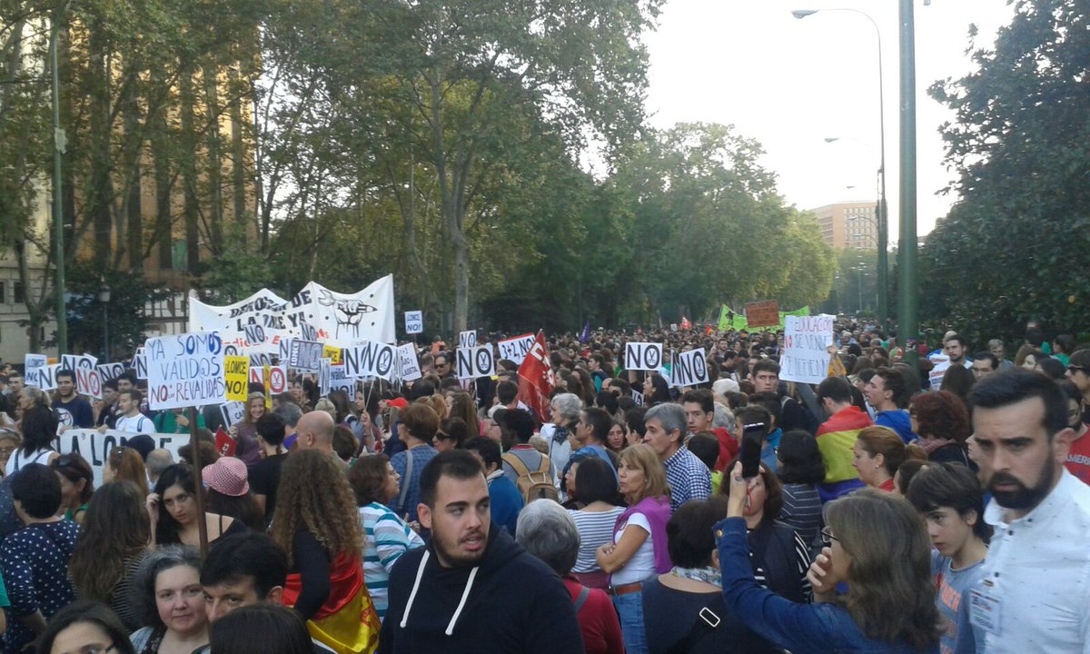 democraciareal's tweet photo. "Qué no! qué no!, que no queremos pagar su deuda con recortes en sanidad y educación!" #NOalaRevalida https://t.co/U4BJfPcwAi