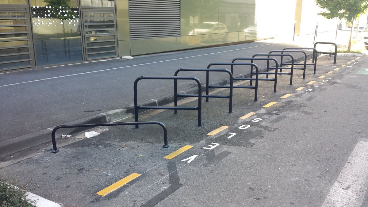Installation de #stationnement #vélo à #Bordeaux... dont un spécial #vélocargo ! 🎉👍 facebook.com/QuartierBordea… #SolutionVélo