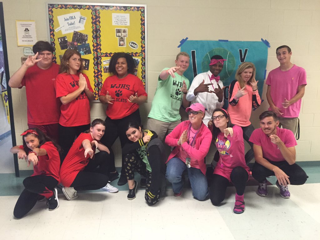 afayefisher's tweet photo. #3rdblk shenanigans! Class color day! ❤️💚💗 https://t.co/bi9yaF4Evu