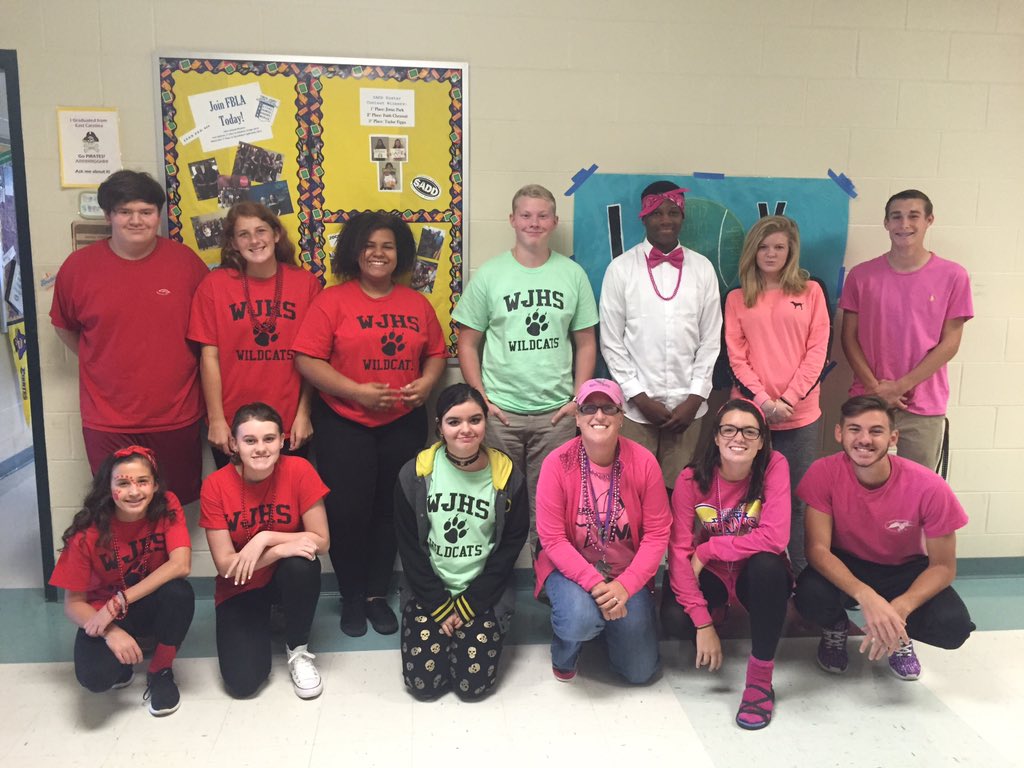 afayefisher's tweet photo. #3rdblk shenanigans! Class color day! ❤️💚💗 https://t.co/bi9yaF4Evu