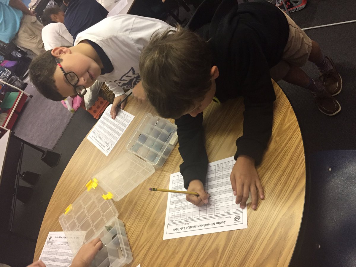 makelearningmag's tweet photo. Awesome presentation today by Jurassic Parts in fourth grade today. Fourth grade had a blast identifying minerals! @ADHUS_FAUHS https://t.co/xWiorwIU8I