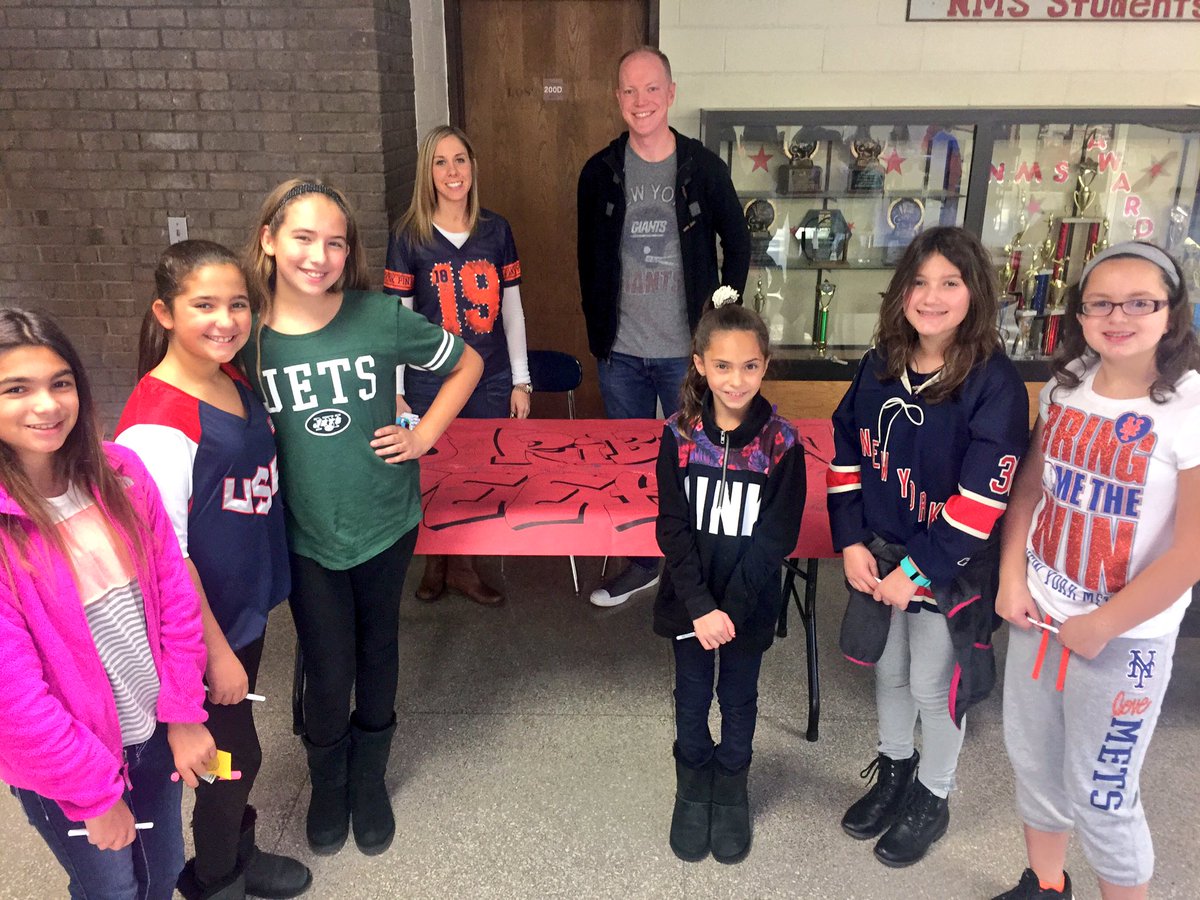 SCSD_NMS's tweet photo. Signing the pledge #RedRibbonWeek https://t.co/l4szxTl5MA