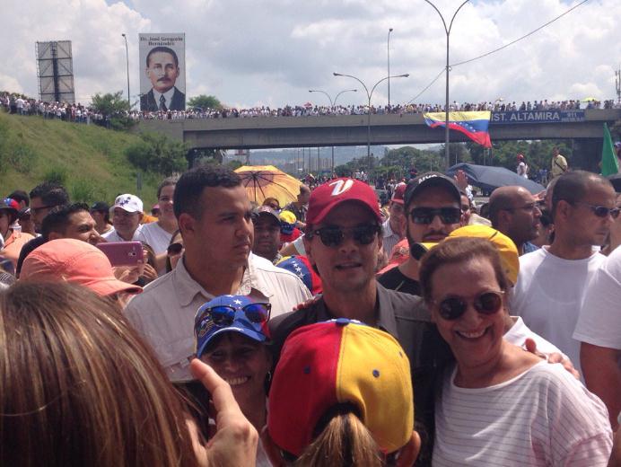 ElNacionalWeb's tweet photo. 12:28pm #LaTomaDeVenezuela él gran empresario Lorenzo Mendoza dice presente (vía @MovEspU) https://t.co/tlaS0DcWZP