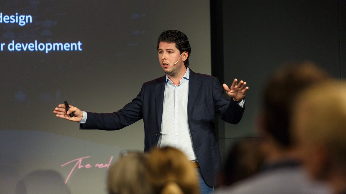 LightspeedHQ's tweet photo. Direct uit het vliegtuig vanuit China het podium op #LSconnect16 Ruud Stelder, Director Global E-commerce #roadmap #vision https://t.co/aCqb5XLe4A