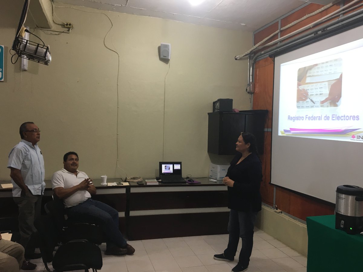 INE_Chiapas's tweet photo. #Distrito01Palenque platicó con rep y militantes de partidos pol, s/manejo de padrón y lista nominal los avances en #distritaciónelectoral https://t.co/dW1OWij0iq
