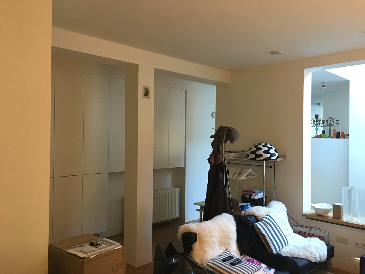 PadovaniSrl's tweet photo. Installazione parete Zalf che dall'ingresso porta alla cucina, di questa casa minimalista ad Amsterdam, facendo "ordine" #casedafan https://t.co/z5kRgcIIkN