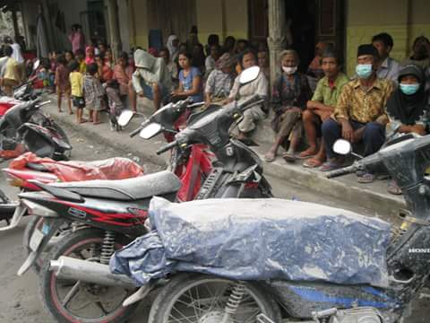 BerandaJogja's tweet photo. Bantuan kami yang tidak seberapa mencoba mengukir senyum di bibir saudara kami #6thErupsiMerapi via @agungrescuer https://t.co/QCaLsveEY1