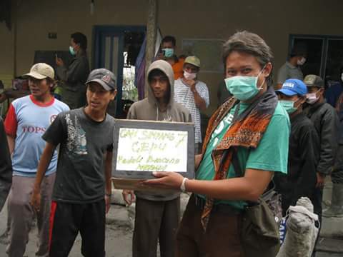 BerandaJogja's tweet photo. Bantuan kami yang tidak seberapa mencoba mengukir senyum di bibir saudara kami #6thErupsiMerapi via @agungrescuer https://t.co/QCaLsveEY1
