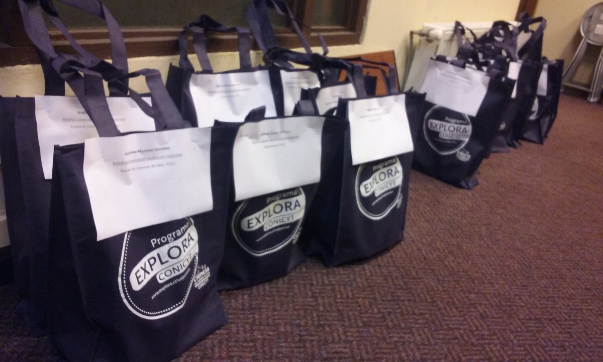 MPacitaP's tweet photo. Preparando regalos para científicos que colaboraron en "Mil Científicos Mil Aulas". #Biomimética @exploravalpo @exploraconicyt https://t.co/GzJkIt3Fej