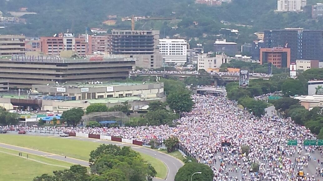 SoyVnezolano's tweet photo. ¡ÚLTIMA HORA! Imágenes aéreas de la autopista Francisco Fajardo ante #LaTomaDeVenezuela #26Oct https://t.co/3vGbuvUzMs