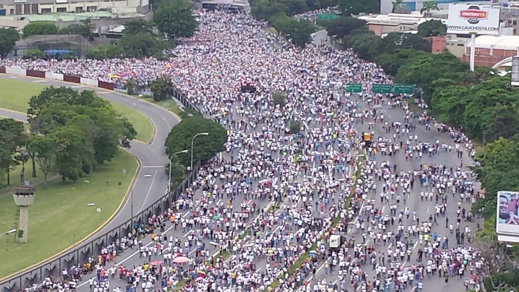 SoyVnezolano's tweet photo. ¡ÚLTIMA HORA! Imágenes aéreas de la autopista Francisco Fajardo ante #LaTomaDeVenezuela #26Oct https://t.co/3vGbuvUzMs