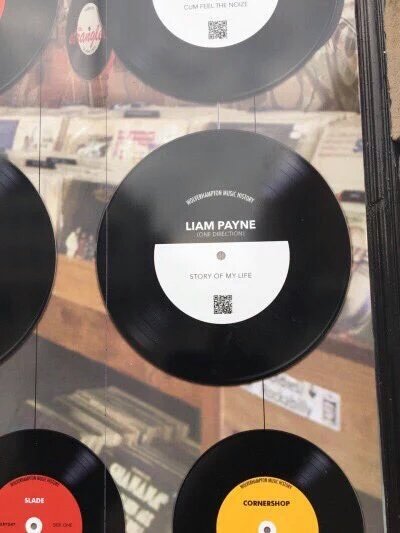 nhbrtour's tweet photo. 📷 || Em Wolverhampton á um 'Mural da Música' com alguns discos de singles da 1D com nome do Liam. https://t.co/bxRmQvVjkt
