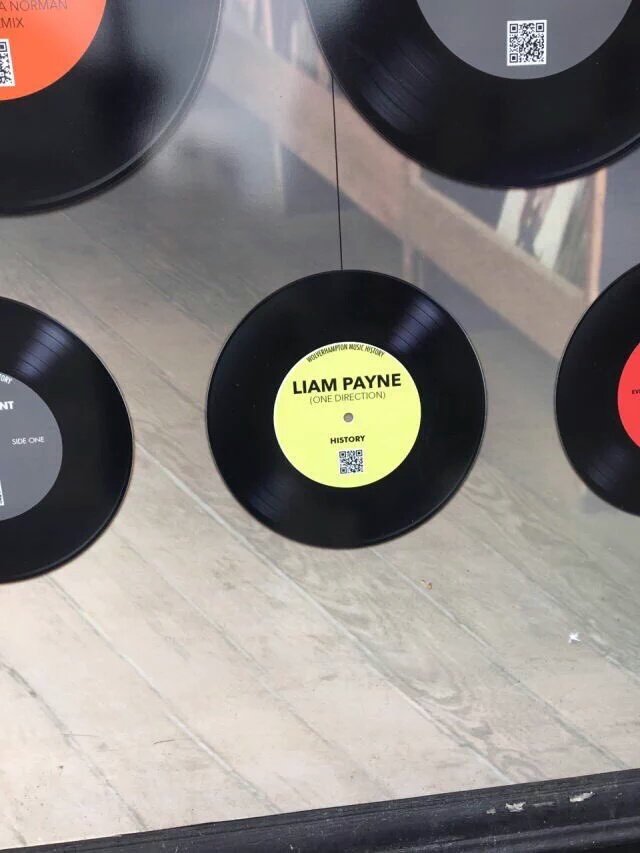 nhbrtour's tweet photo. 📷 || Em Wolverhampton á um 'Mural da Música' com alguns discos de singles da 1D com nome do Liam. https://t.co/bxRmQvVjkt