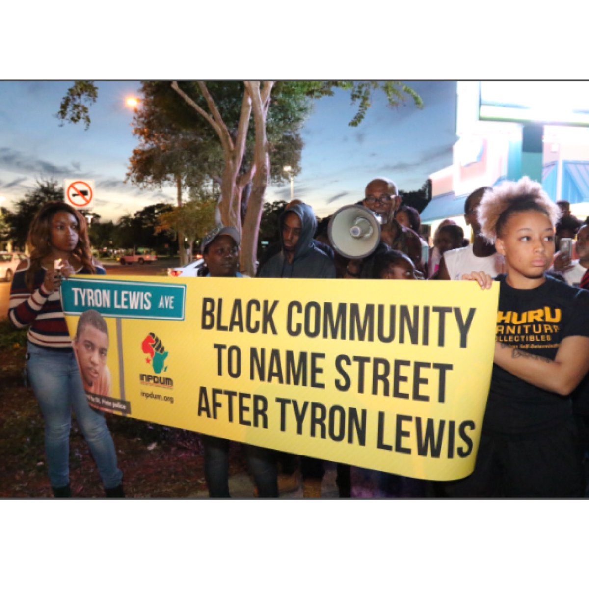 _UhuruNews_'s tweet photo. "#BlackCommunity renames street "#TyRonLewis Ave" 20 years after TyRon was murdered by #StPetersburg, #FL cops" https://t.co/5GcAsnnhAr https://t.co/2HI3a3tDmC