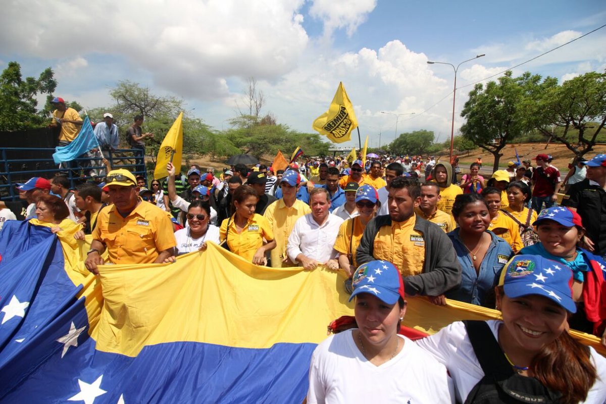 JuanPGuanipa's tweet photo. ¡Seguimos haciendo historia! Demostramos una vez más que nuestro ZULIA, se respeta y quiere CAMBIO. #LaTomaDeVenezuela https://t.co/w8dLH8pvlJ