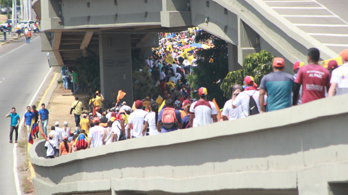 JuanPGuanipa's tweet photo. ¡Seguimos haciendo historia! Demostramos una vez más que nuestro ZULIA, se respeta y quiere CAMBIO. #LaTomaDeVenezuela https://t.co/w8dLH8pvlJ