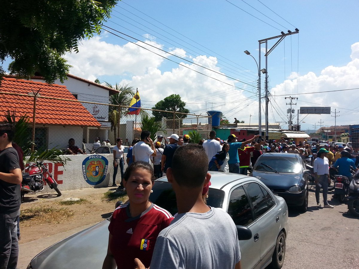 JuanRodriguezVP's tweet photo. #CUMANA Nos encontramos en la Policía Muncipial. Más de 32 manifestantes detenidos @VoluntadPopular https://t.co/cWp24ViMYd
