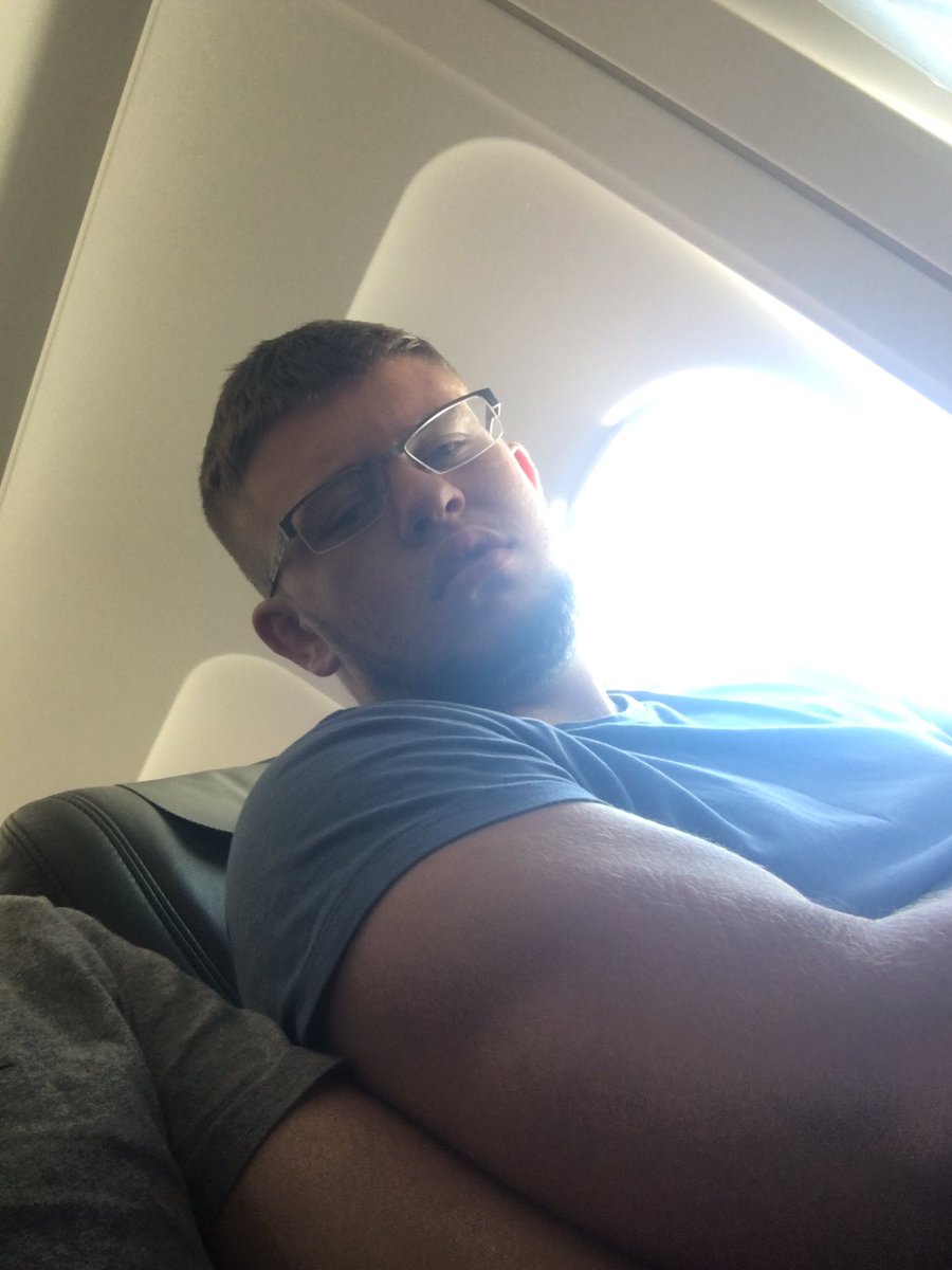 owainellis1's tweet photo. Happy Birthday to this big man @eddiedrake_202 hope it's wild in Swansea tonight, see you soon 😘🎉 https://t.co/nDIziDwgK2