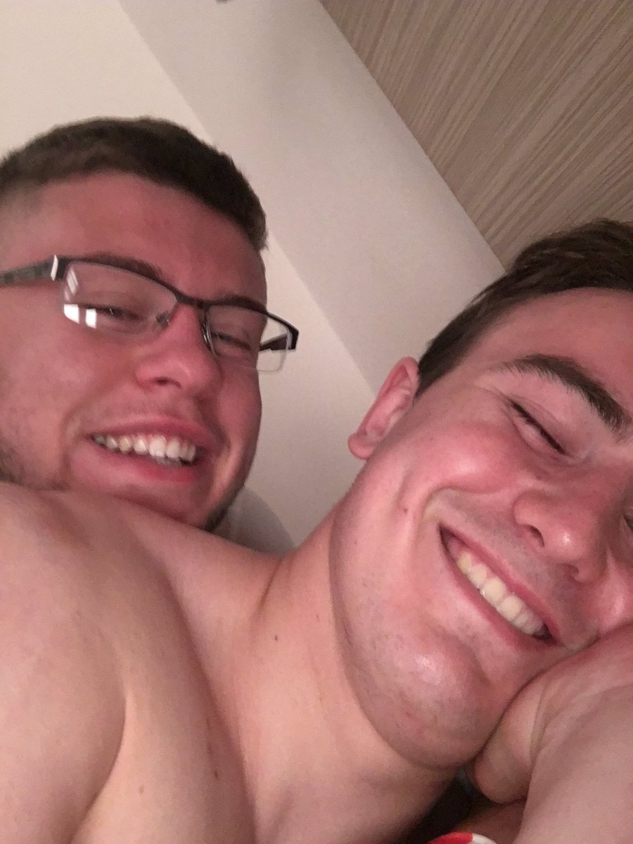owainellis1's tweet photo. Happy Birthday to this big man @eddiedrake_202 hope it's wild in Swansea tonight, see you soon 😘🎉 https://t.co/nDIziDwgK2