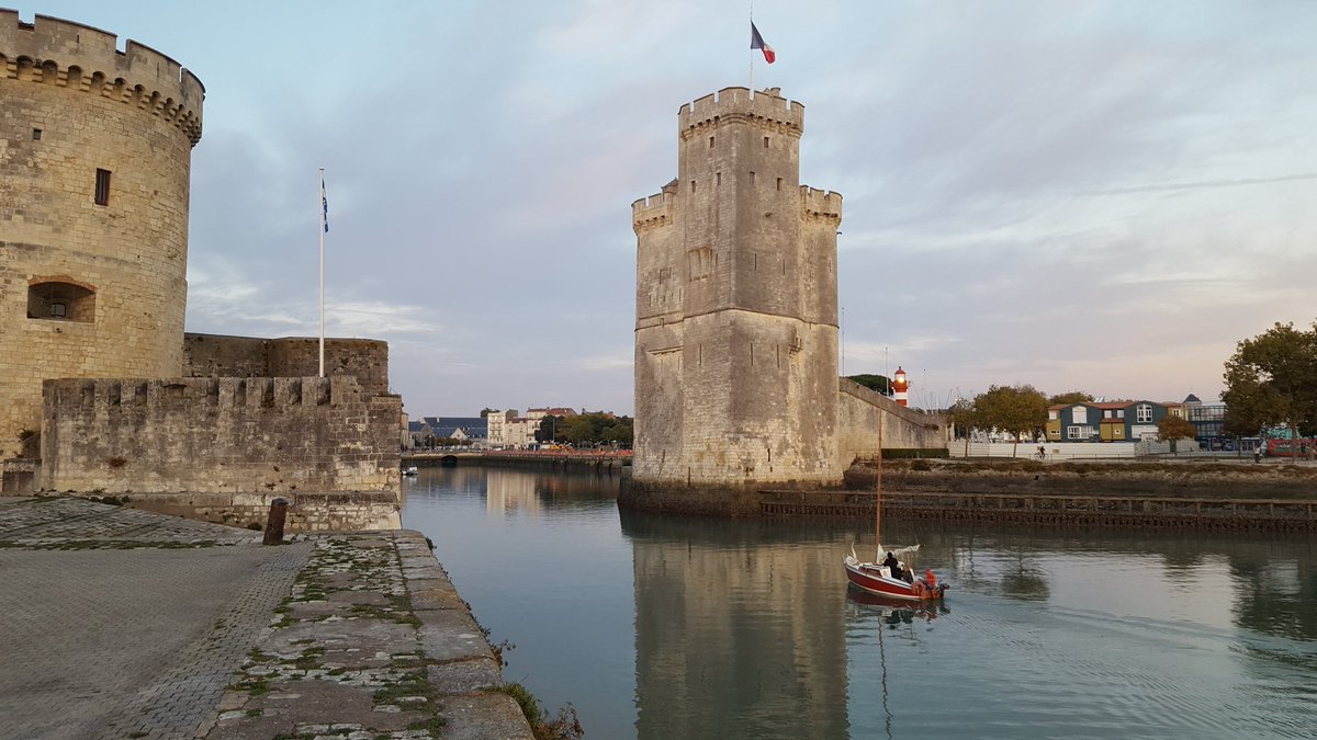 pat_valli's tweet photo. Une belle soirée à tous ! Quelle soit aussi douce que le climat à #LaRochelle #2tours #CharenteMaritime https://t.co/Mj6b6Pw8Bo