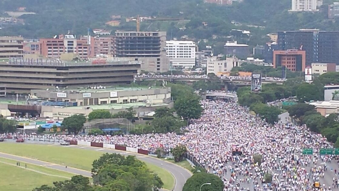 eldiario's tweet photo. #LaTomaDeVenezuela FOTO IMPRESIONANTE https://t.co/TVZBYWRRQN