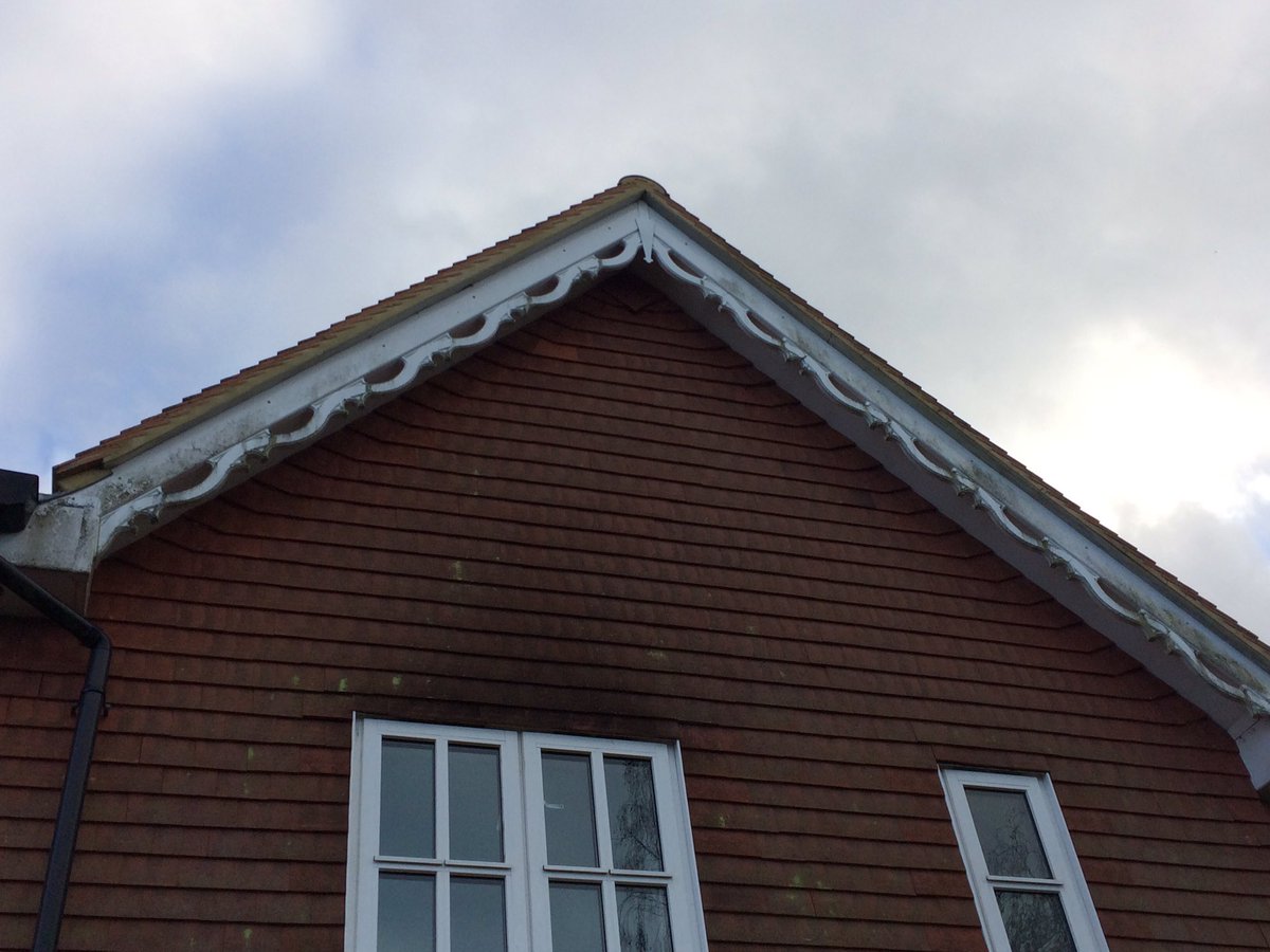 LJWindowCleaner's tweet image. Before and after of a facia clean in Beacon Hill #Hindhead please call us for a free quote 01428 288973