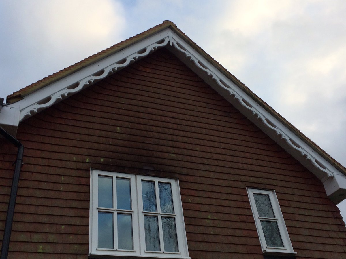 LJWindowCleaner's tweet image. Before and after of a facia clean in Beacon Hill #Hindhead please call us for a free quote 01428 288973