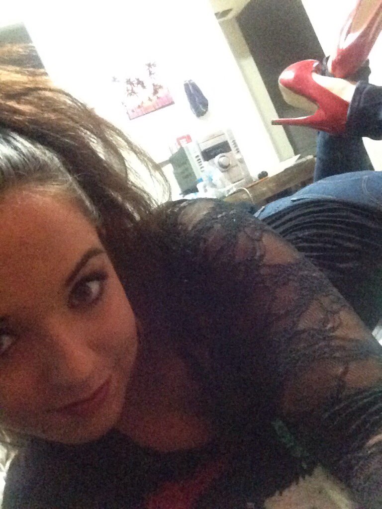AliceGreene69's tweet photo. Who's taking me out tonight? My snapchat is baad_bitch420 hit me up :) https://t.co/oGmzv8IsEI