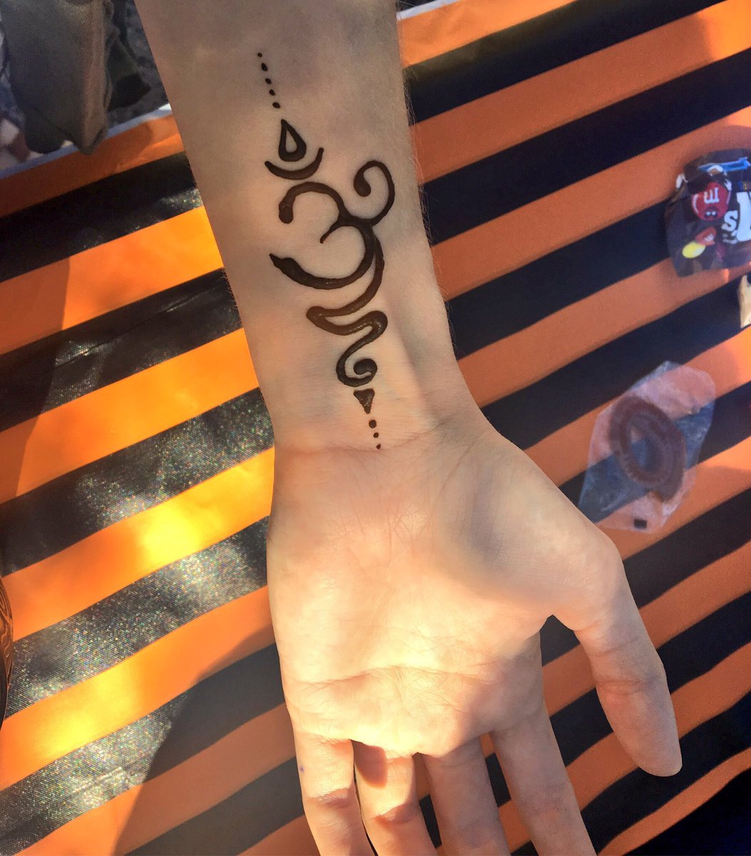 pumapress's tweet photo. Go get some FREE henna outside of the KSC building! https://t.co/FtyxsIkAE2