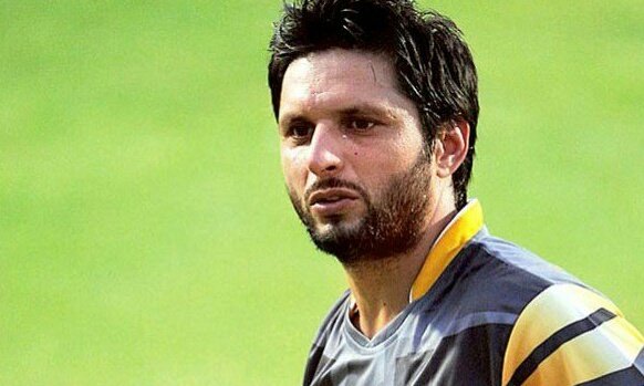 WeLovePak786's tweet photo. Most popular person in #Pakistan 1st @ImranKhanPTI 2nd @SAfridiOfficial  #CMPunjabMyPride #Sharbatgula #AjKalKiBatien https://t.co/qd5sEwyEtF