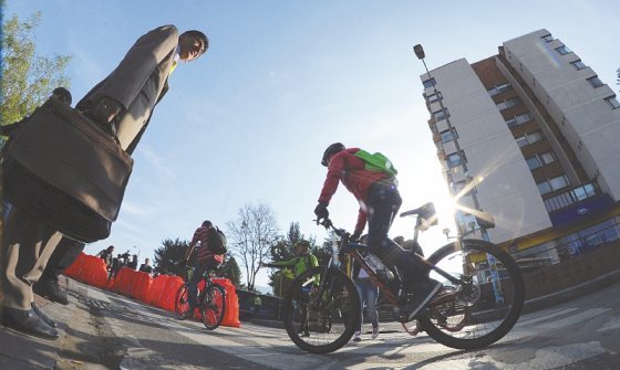 elespectador's tweet photo. Por ley darán días compensatorios a quienes lleguen al trabajo en bicicleta https://t.co/FEqZqm969m https://t.co/ZhuBkBefxR