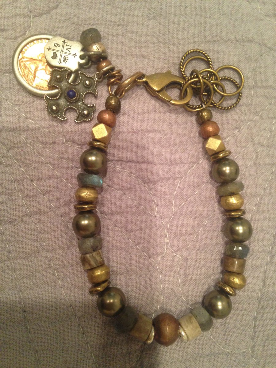 SaroyaBeauty's tweet photo. Designed a custom piece <3 https://t.co/7ei12j3MtA