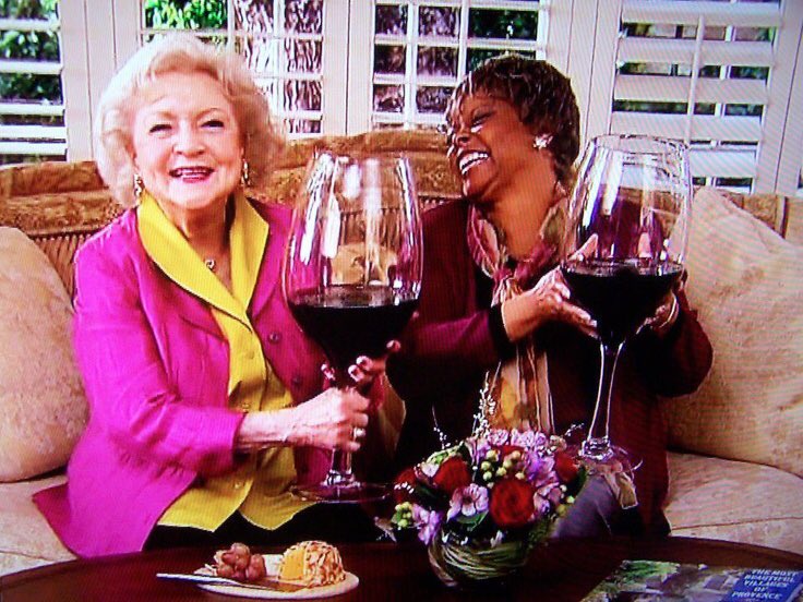 Шампанское подругам. Бетти Уайт с бокалом. Бетти Уайт бабуля. Бабушка с бокалом вина. Бабушка с вином.