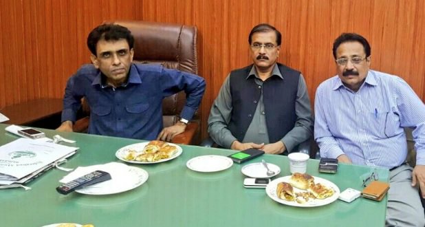 oOol_JaLoOl's tweet photo. Teachings & Learning
25 Rupey ka Andey waala Bun Kabab. Lunch of MNAs during meeting. #OnlyInMQM #Karachi #MiddleClassOrder https://t.co/sB06qooSAK