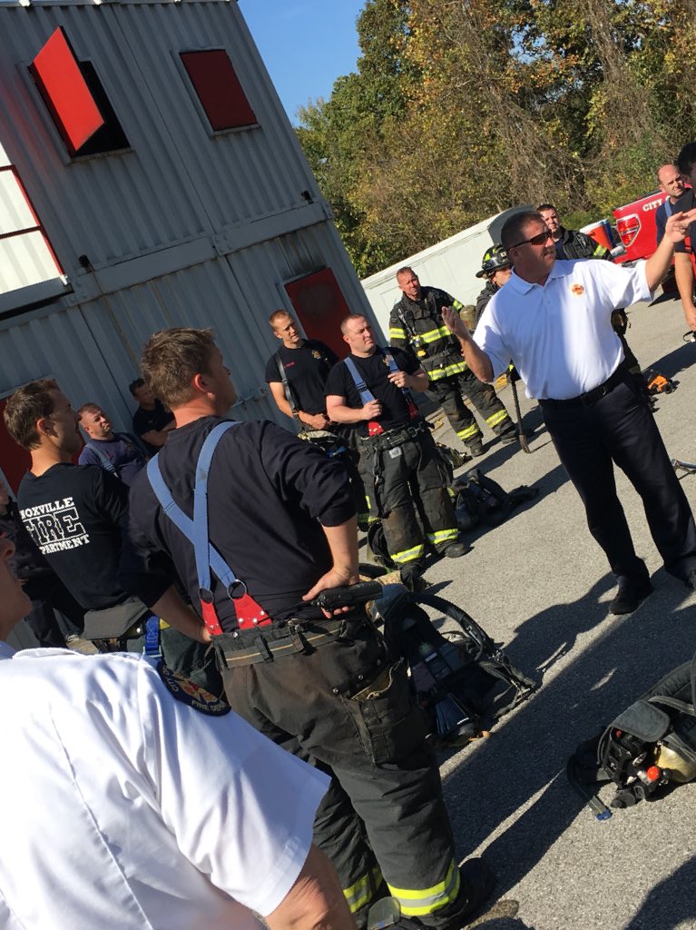 KnoxvilleFire's tweet photo. How do firefighters save downed firefighters ? Rapid Intervention Teams ! KFD RIT training today. #trainlikeyoufight https://t.co/L33UvCkdOr