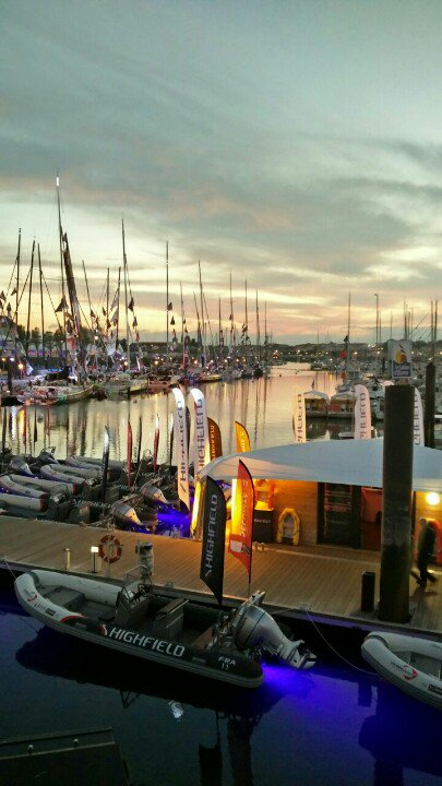 Phil_Tricoire's tweet photo. Le soleil se couche sur le ponton du @VendeeGlobe... #vendee. #twa85 https://t.co/II0AAfd3w7