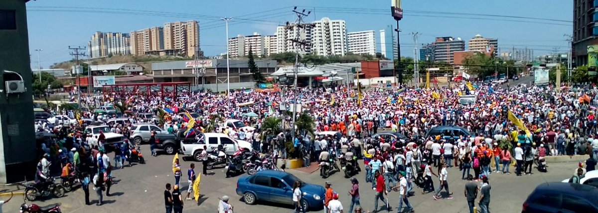 ANZOATEGUI_mio's tweet photo. Asi salió la gente en #Anzoategui a la calle #TomadeVenezuela @hramosallup #Revocatorio https://t.co/jrtSn6EpzJ