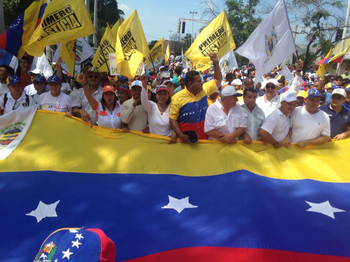 ANZOATEGUI_mio's tweet photo. Asi salió la gente en #Anzoategui a la calle #TomadeVenezuela @hramosallup #Revocatorio https://t.co/jrtSn6EpzJ