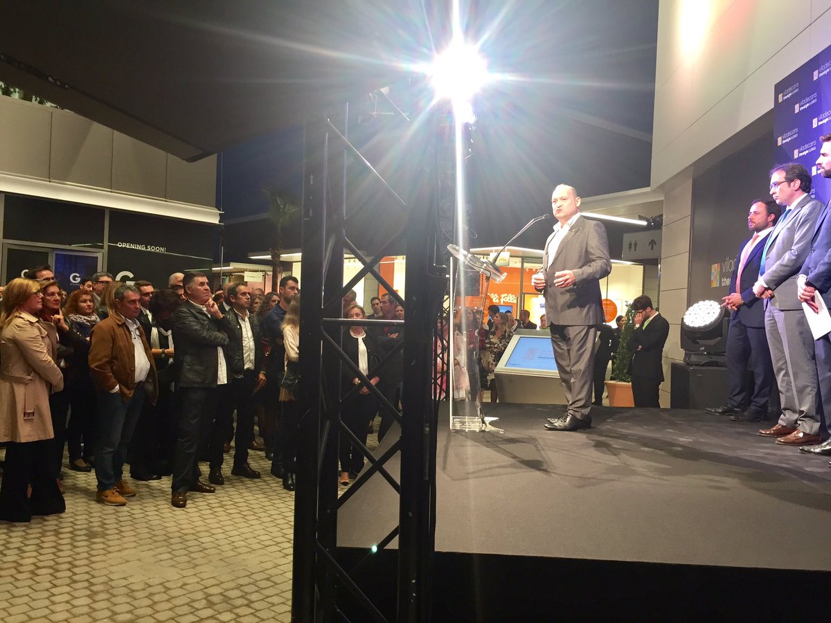 VoxpopuliLabs's tweet photo. A partir de ahora todos los trenes pararán en Viladecans|Habla el Alcalde|Inauguración #ViladecansExperience #styleoutlets https://t.co/KvYgOfym5j