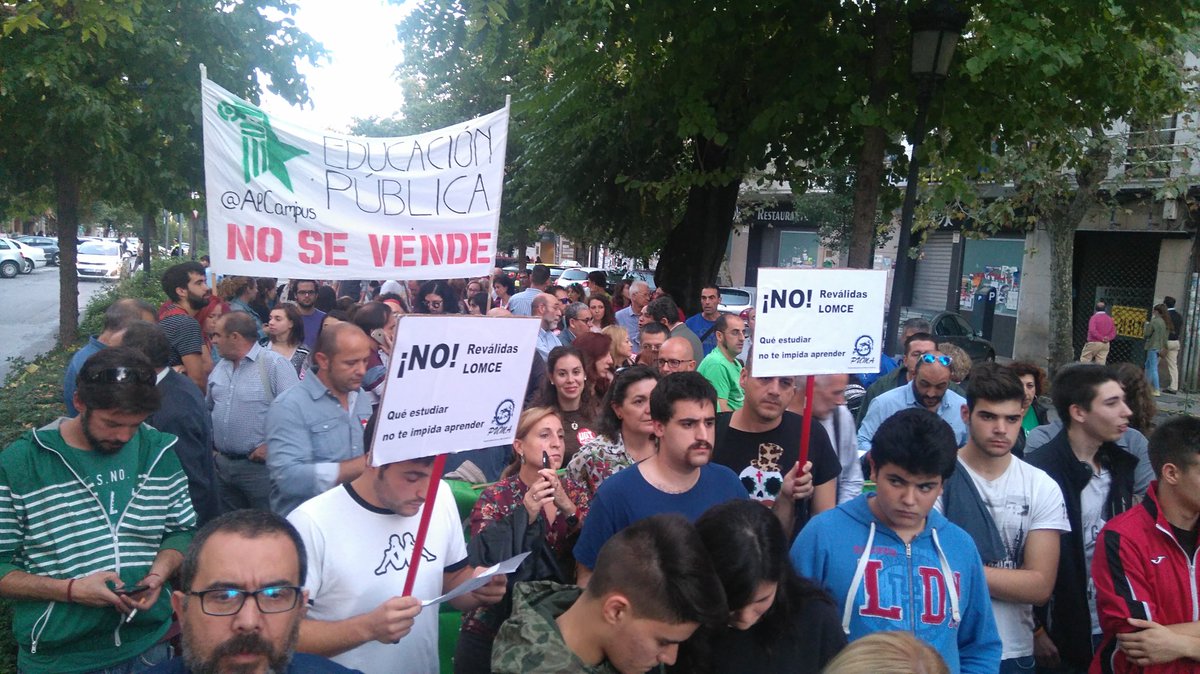 alcampus's tweet photo. Ahora mismo en Cáceres #26O #Huelga #DiNoALasReválidas #NoALaLOMCE https://t.co/VAuLZ2xdUU