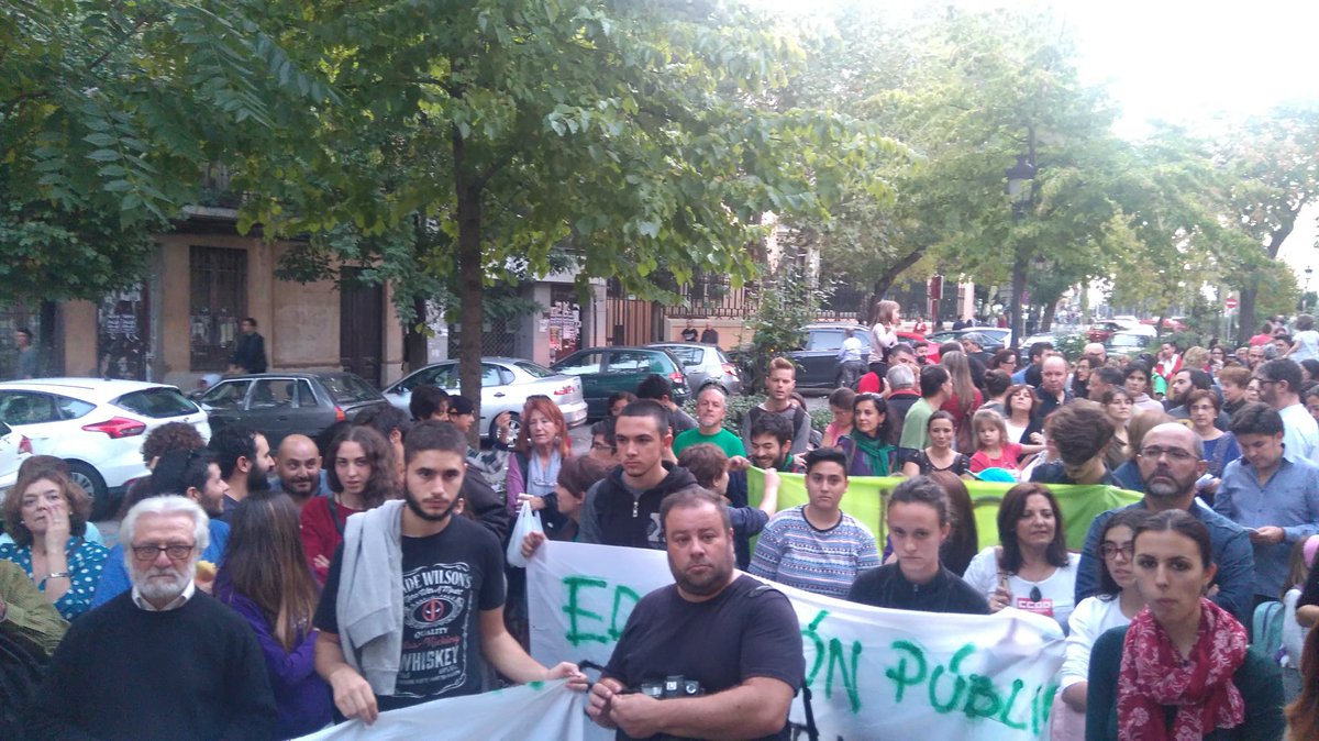 alcampus's tweet photo. Ahora mismo en Cáceres #26O #Huelga #DiNoALasReválidas #NoALaLOMCE https://t.co/VAuLZ2xdUU