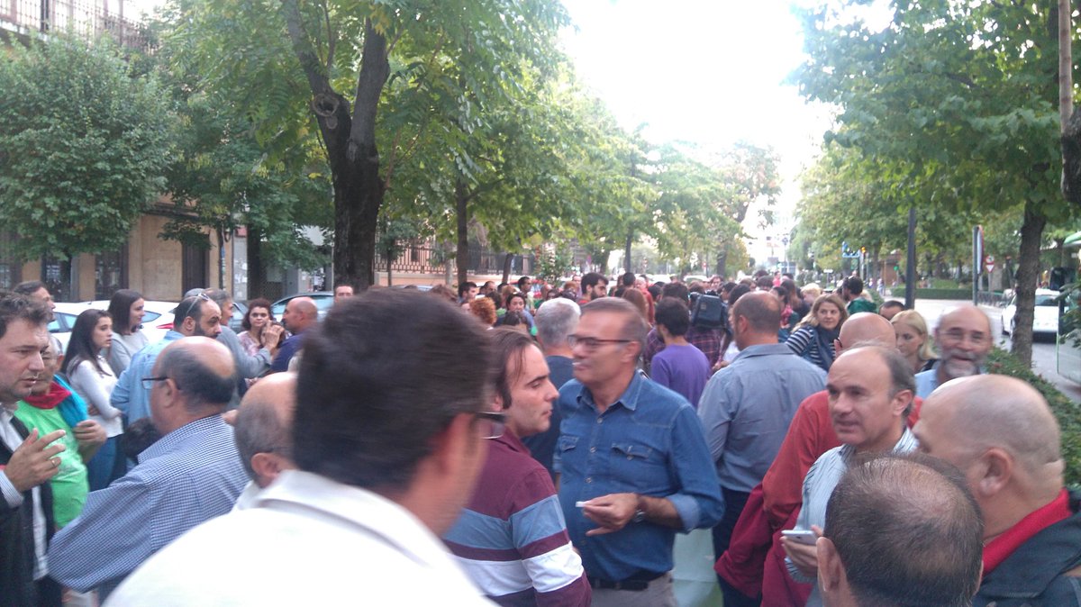 alcampus's tweet photo. Ahora mismo en Cáceres #26O #Huelga #DiNoALasReválidas #NoALaLOMCE https://t.co/VAuLZ2xdUU