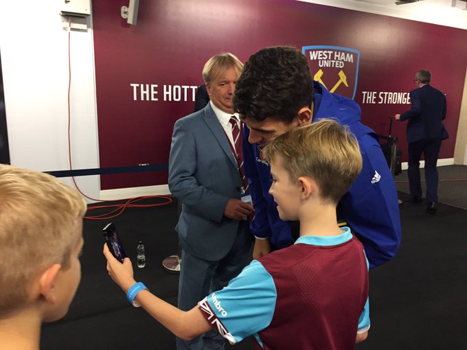 Class from the @ChelseaFC lads 👏 #COYI #WHUCHE https://t.co/JakE6SSykF