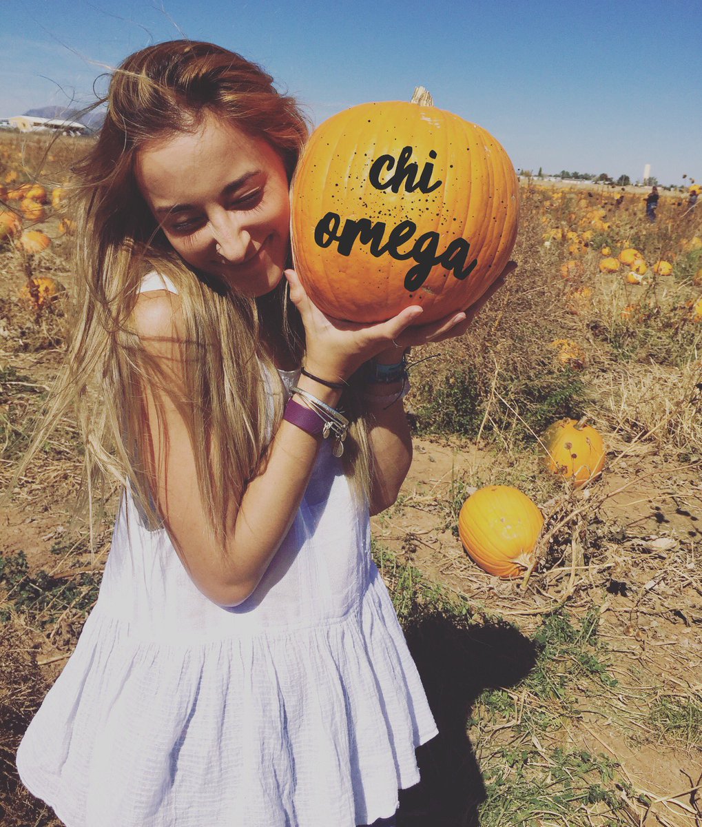UNMChiOmega's tweet photo. {Pumpkin kisses & harvest wishes} πππβ€οΈπ #NationalPumpkinDay #FallForChiO https://t.co/2y04pIMOiI
