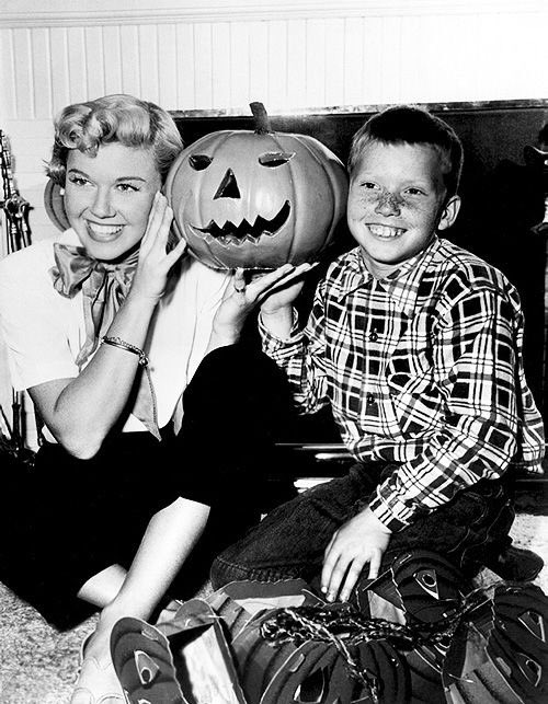 Solidmoonlight's tweet photo. Doris Day with her son Terry Melcher #HubClubContest #ClassicMovieHub #Halloween 🎃 https://t.co/KWuKwUFJro