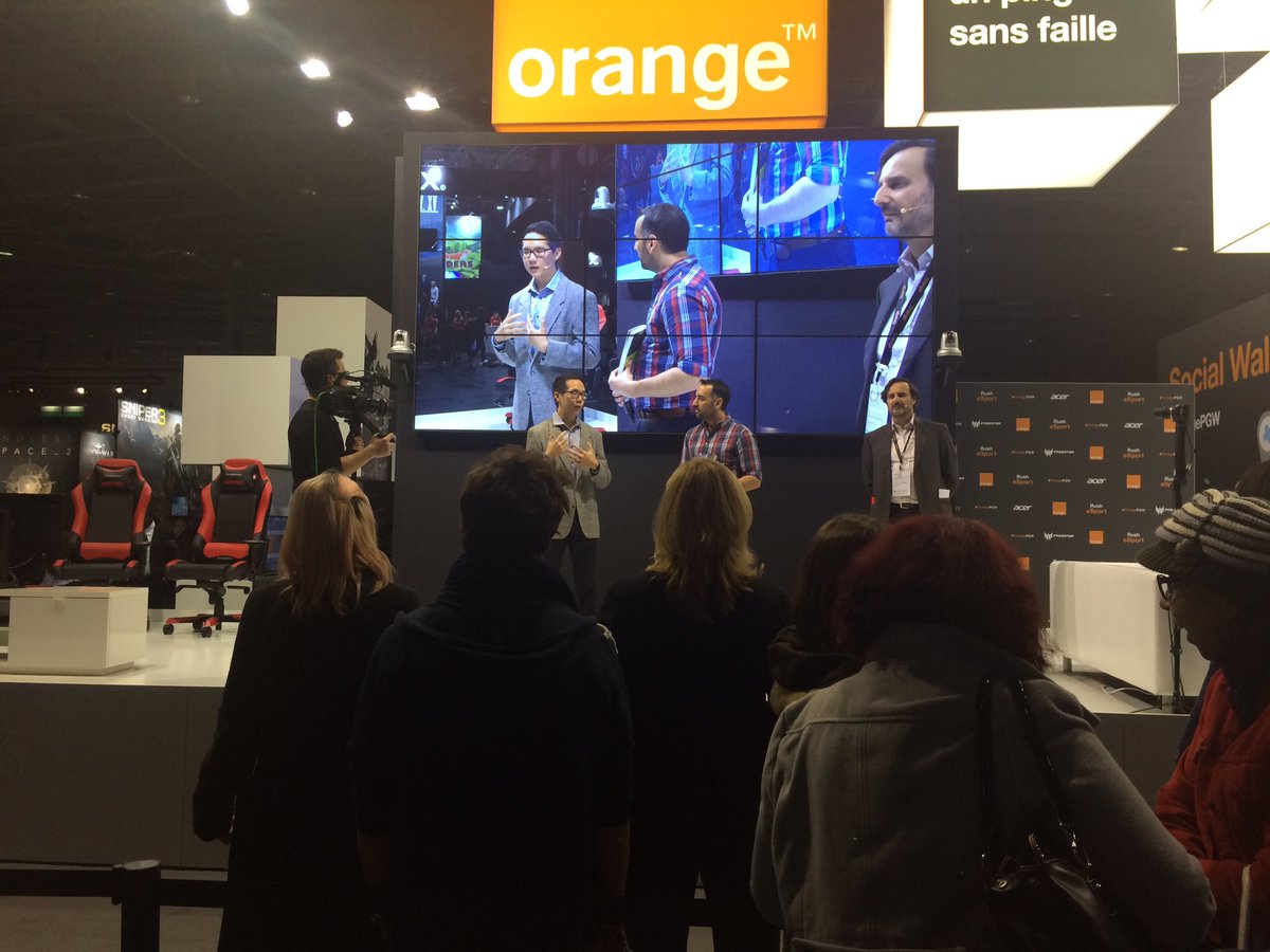 catarinette's tweet photo. @YellOwStaRL0L présente son livre @orange #standorange #pgw 🤓 https://t.co/Bcf2RQx0rj